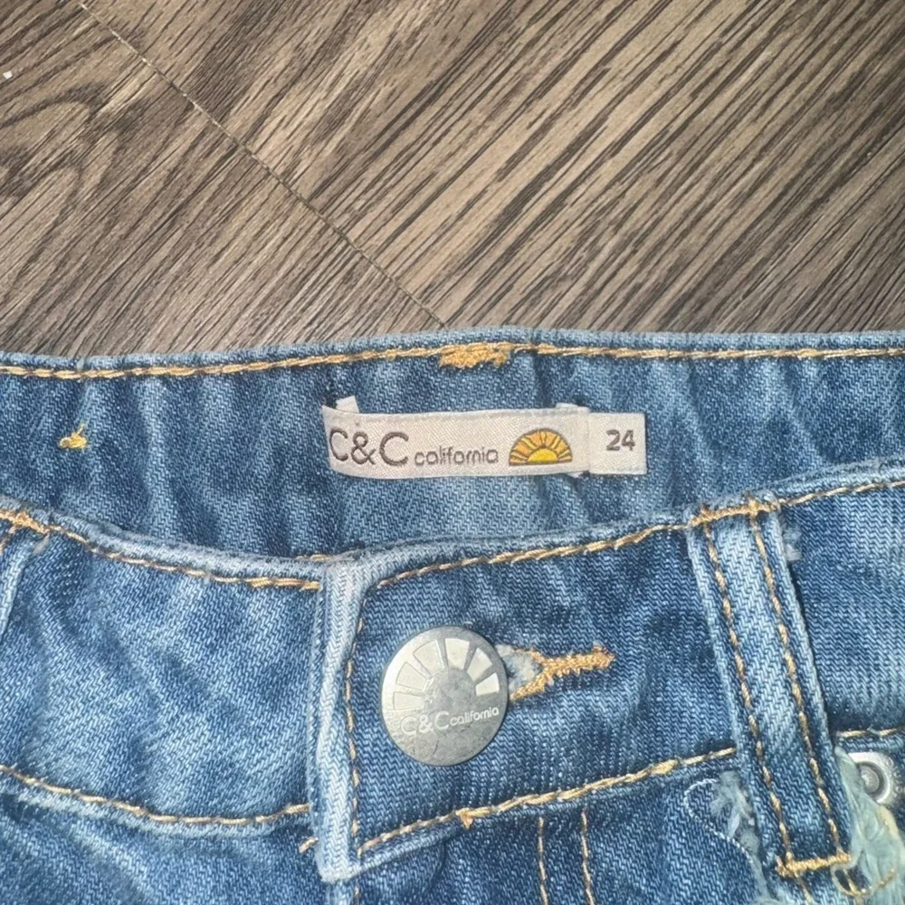 C&C Women’s distressed shorts size 24​​​ - Picture 5 of 7